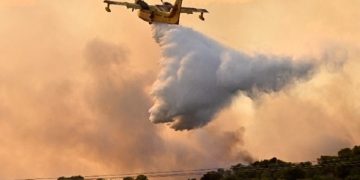 Αναζωπυρώσεις στη Δ. Αττική: Εκκενώνονται Αγ.Σωτήρα, Παλαιοκούνδουρα, Πανόραμα, Παλαιοχώρι