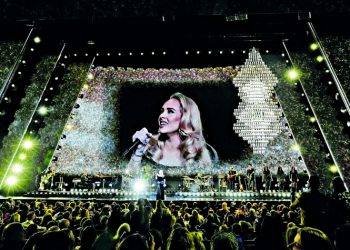 Adele: «Μη πετάτε αντικείμενα»