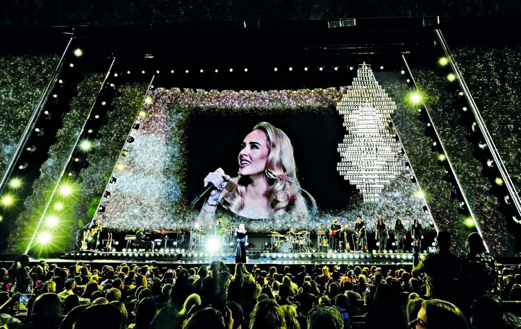 Adele: «Μη πετάτε αντικείμενα»