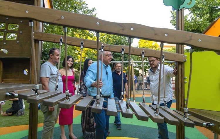 Ο δήμαρχος εγκαινίασε την ανακαινισμένη παιδική χαρά στην πλατεία Ηπειρώτικων Αμαρουσίου