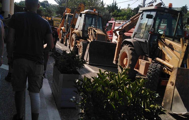 Κινητοποίηση εργαζομένων στον Δήμο Διονύσου - Απέκλεισαν το Δημαρχείο