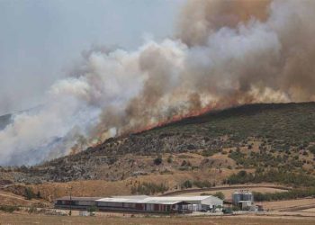 Πυρκαγιά στη Νέα Αγχίαλο: Συνεχείς εκρήξεις σε αποθήκη πυρομαχικών