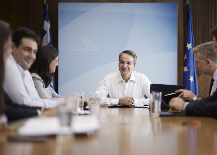 Επίσκεψη Κ. Μητσοτάκη στο ΥΠΕΣ: «Άμεσα 10.000 προσλήψεις στην Υγεία»