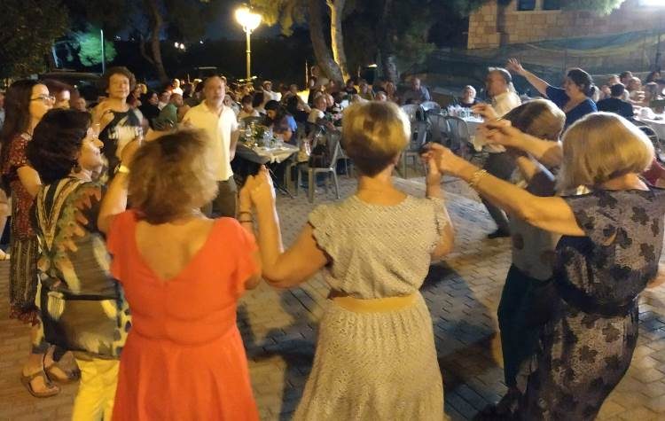 «Γέμισαν» από κόσμο και… χορό τα Πευκάκια