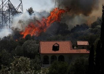 Πυρκαγιά στον Νέο Κουβαρά: Απεγκλωβισμοί πολιτών