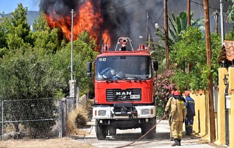 Μεγάλων διαστάσεων η πυρκαγιά στα Δερβενοχώρια - Δεν έχει ελεγχθεί η φωτιά στο Λουτράκι