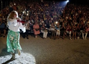 Καθήλωσε το κοινό η Ευανθία Ρεμπούτσικα στο Αίθριο Θέατρο Αμαρουσίου