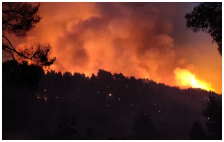 Πύρινη «κόλαση» στη Ρόδο - Καίγονται σπίτια, απομακρύνονται πολίτες