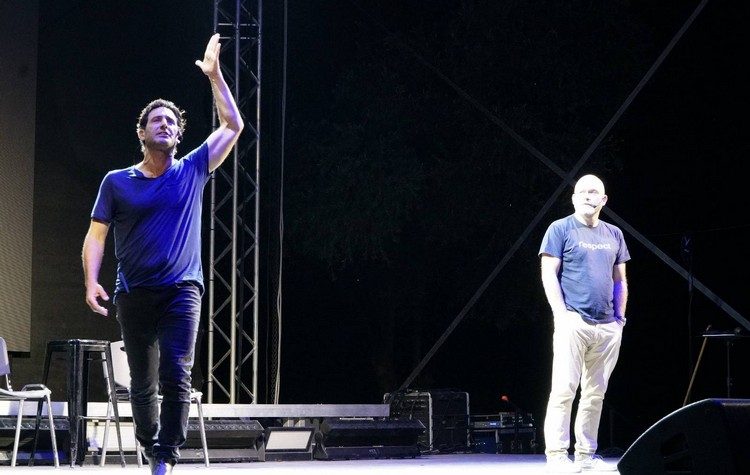 Ξεκαρδιστική η stand–up comedy «Σύμφωνο Επιβίωσης» με Α. Κρόμπα- Λ. Ελευθερίου στο Μαρούσι