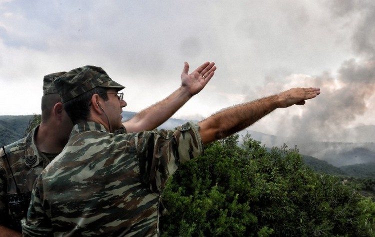 Συνδρομή των Ενόπλων Δυνάμεων στα μέτωπα των πυρκαγιών σε Κουβαρά, Λουτράκι και Δερβενοχώρια