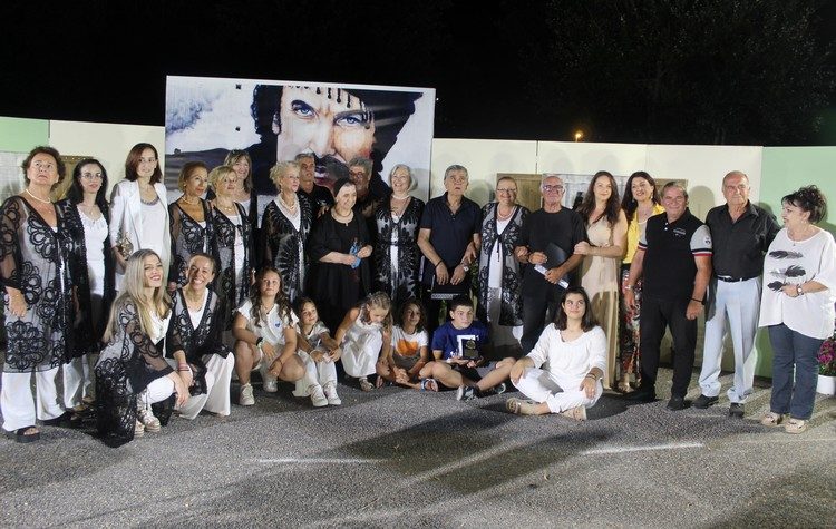 Συγκινητική βραδιά αφιερωμένη στο Ν. Ξυλούρη και τιμητική πλακέτα στη σύζυγό του από τον δήμαρχο