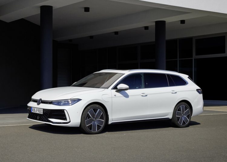 Νέο Volkswagen Passat: Μπαίνει στην πρίζα και έχει οθόνη αφής 15 ιντσών