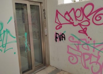 Βανδαλισμoί με βαριοπούλες στην πεζογέφυρα της Λ. Μεσογείων