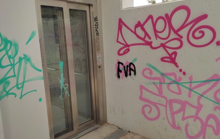 Βανδαλισμoί με βαριοπούλες στην πεζογέφυρα της Λ. Μεσογείων