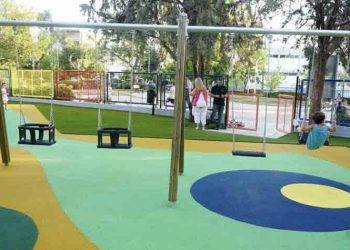 Ο Θ. Αμπατζόγλου εγκαινίασε την ανακαινισμένη παιδική χαρά στην πλατεία Ξυλούρη (Κοκκινιά)