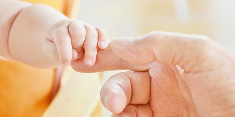 Νέα επιδόματα πρώτου παιδιού από τον Δήμο σε γονείς