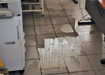 Αγώνας δρόμου για να επιστρέψουν οι μαθητές στο πλημμυρισμένο 1ο Πειραματικό Λύκειο Αμαρουσίου