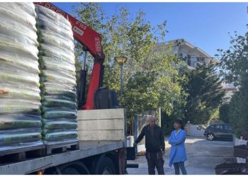 Λίπασμα 2,5 τόνων από τα κλαδιά και τα κηπαία που συλλέγει παρέλαβε ο Δήμος