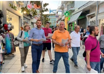 Περιοδεία της «Λαϊκής Συσπείρωσης» στο εμπορικό κέντρο Αμαρουσίου