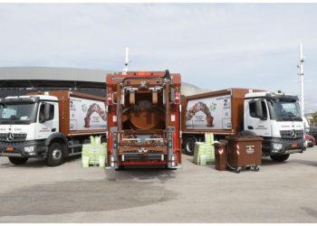 Περιφέρεια Αττικής: Παράδοση 3 απορριμματοφόρων και καφέ κάδων στον Δήμο Αμαρουσίου