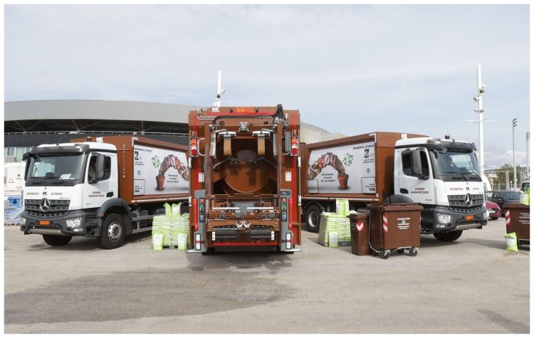 Περιφέρεια Αττικής: Παράδοση 3 απορριμματοφόρων και καφέ κάδων στον Δήμο Αμαρουσίου