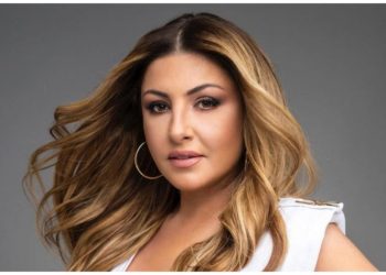 Συναυλία της Έλενας Παπαρίζου στην πλατεία της Νέας Πεντέλης