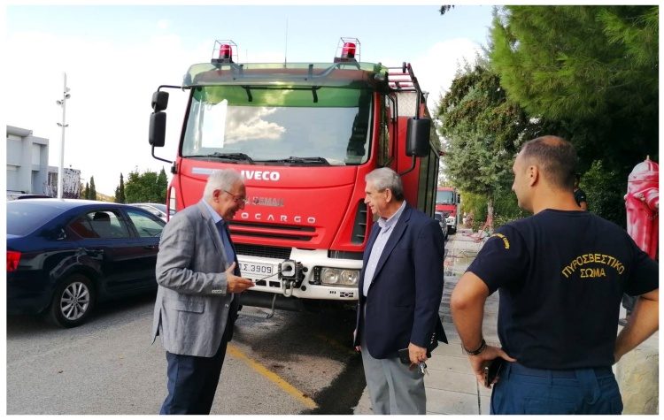 Συνάντηση Θ. Αμπατζόγλου με το διοικητή του 9ου Πυροσβεστικού Σταθμού Αθηνών Γ. Πετρόπουλο