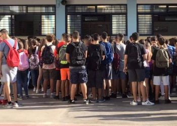 Αγιασμοί στα σχολεία με μηνύματα αιρετών