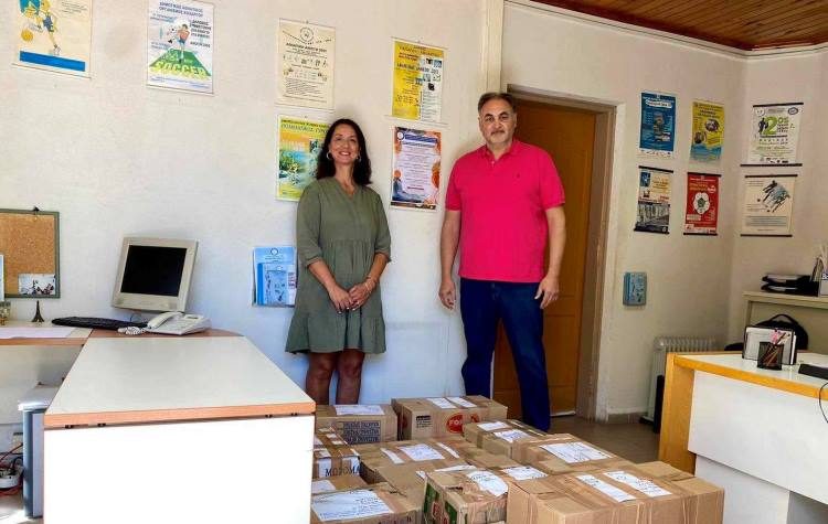 Συγκινητική προσφορά βιβλίων από τον ΔΟΠΑΠ σε ακρίτες