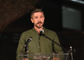 Παλεύουμε και νικάμε μαζί, με το κόκκινο γαρύφαλλο του αγώνα & της ελπίδας