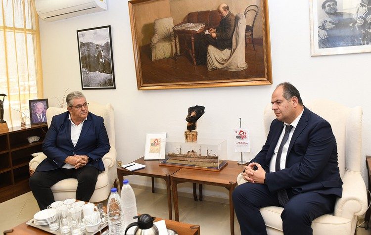 Ο Δ. Κουτσούμπας συναντήθηκε με τον πρέσβη της Παλαιστίνης Y. Dorkhom