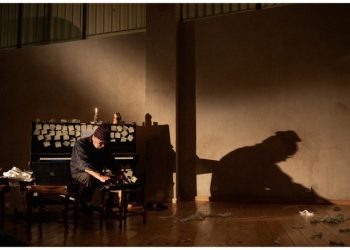 Τίποτα, από την ομάδα Abnormal στο H.ug, για 6 μόνο παραστάσεις