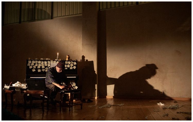 Τίποτα, από την ομάδα Abnormal στο H.ug, για 6 μόνο παραστάσεις