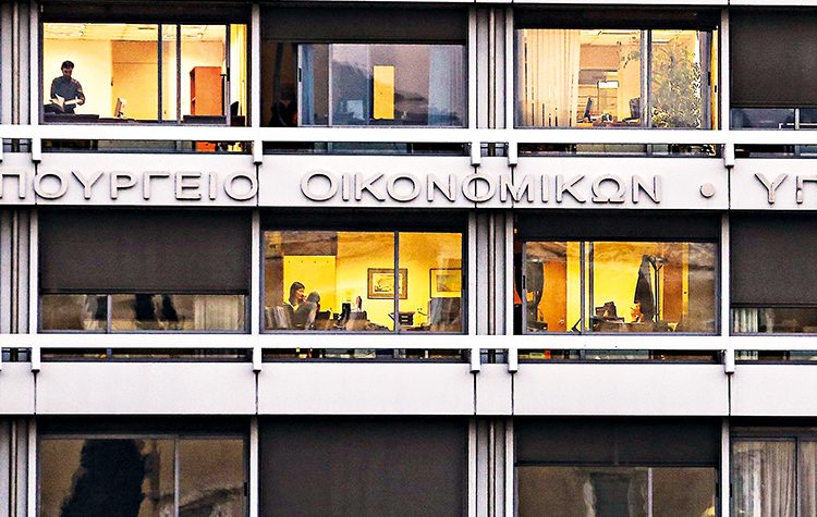 Προϋπολογισμός 2024: Αγκάθια και παροχές