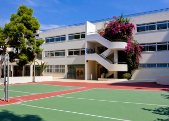 Δημοτική Αρχή - «8 Προτάσεις»: Οι σχολικές μεταβολές έφεραν πολιτική κόντρα