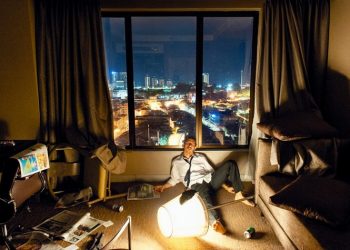 ABSORBED: Μια φωτογραφική έκθεση του Θ. Βρανά εμπνευσμένη από την εποχή των social media