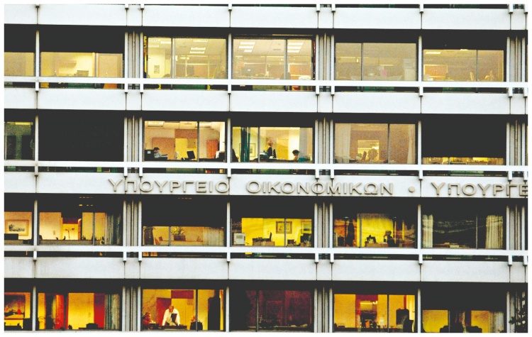 Οικονομία: Φόροι, πρόστιμα και ακρίβεια