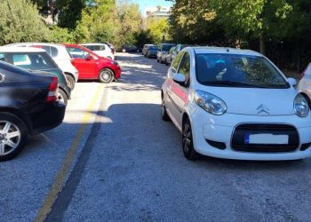 «Ασφυξία» από παρκαρισμένα ΙΧ στην οδό Χαράς