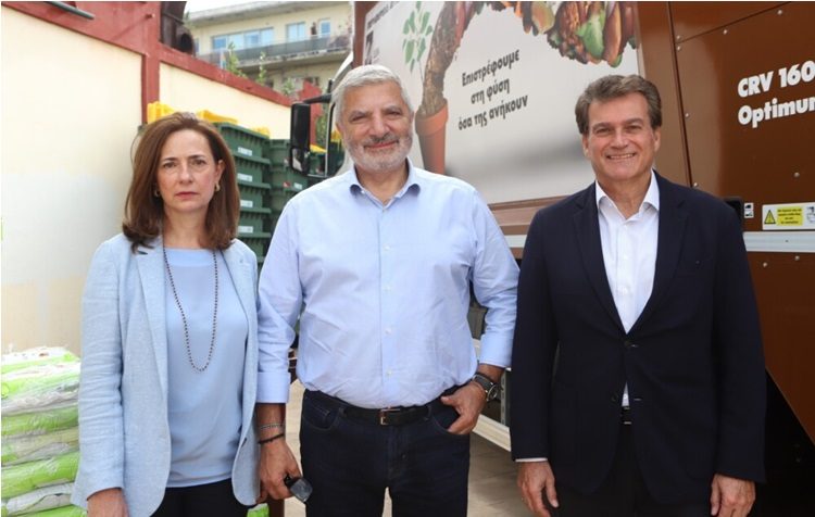 Ο Δήμος παρέλαβε από την Περιφέρεια νέο απορριμματοφόρο συλλογής βιοαποβλήτων και καφέ κάδους