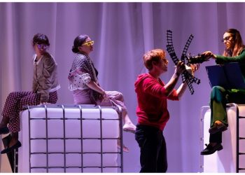 «Ποιος σκότωσε το σκύλο τα μεσάνυχτα», σε σκηνοθεσία Νικορέστη Χανιωτάκη στο Θέατρο Λαμπέτη