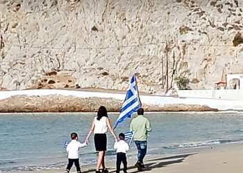 Ψέριμος: O Πανορμίτης, η δασκάλα Ειρήνη & ο Ταξιάρχης ακολουθούν τη σημαία τoυ σχολείου