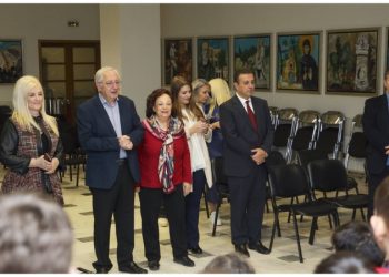 Συνεχή τα κάλαντα στο δημαρχείο Αμαρουσίου από σχολεία της πόλης