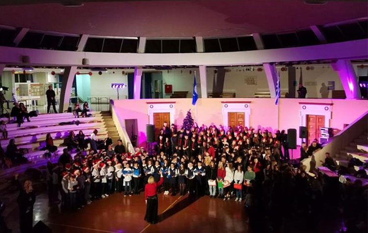 Δήμος Διονύσου: Εορταστική μαγεία από τους μικρούς χορωδούς