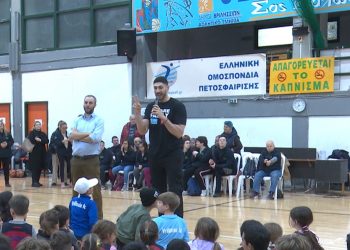 O Ενές Καντέρ χάρισε χαμόγελα στα παιδιά στο κλειστό των Βριλησσίων