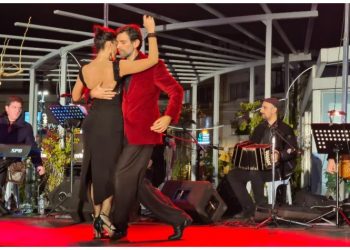 «Ταγκό των Χριστουγέννων» χόρεψε η πλατεία Ευτέρπης στο Μαρούσι