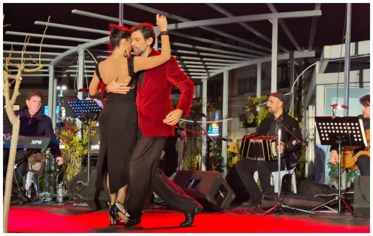 «Ταγκό των Χριστουγέννων» χόρεψε η πλατεία Ευτέρπης στο Μαρούσι
