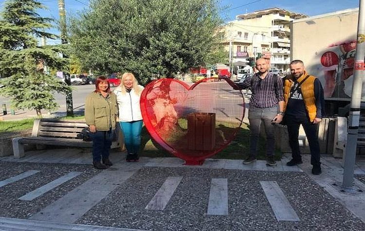 Μεγάλες κόκκινες καρδιές, στέλνουν το μήνυμα της αλληλεγγύης, της ελπίδας και της ανακύκλωσης