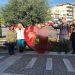 Μεγάλες κόκκινες καρδιές, στέλνουν το μήνυμα της αλληλεγγύης, της ελπίδας και της ανακύκλωσης