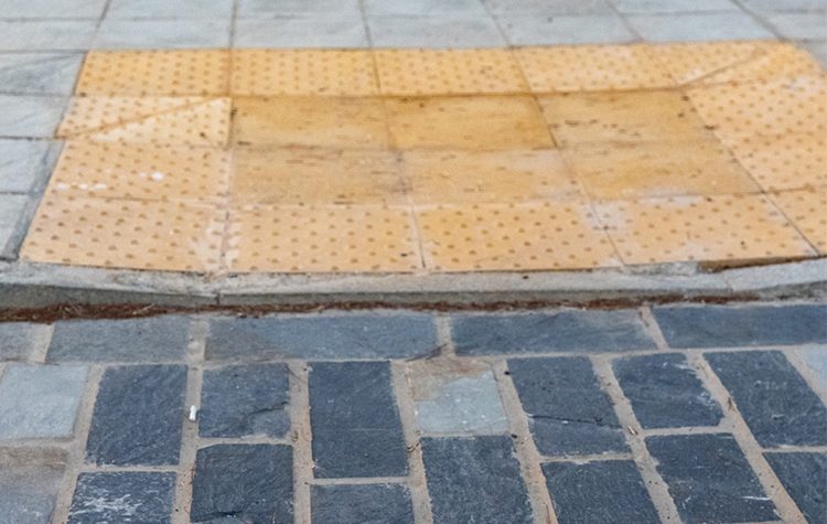 «Στοπ» στην παράνομη στάθμευση σε ράμπες - διαβάσεις