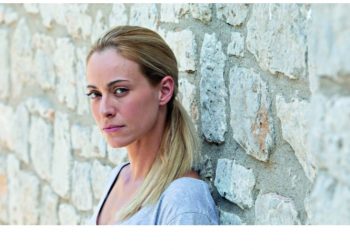 Σοφία Μανωλάκου στην «Α»: «Το θέατρο είναι μια μυστική συμφωνία ανάμεσα στους θεατές και τους ηθοποιούς»